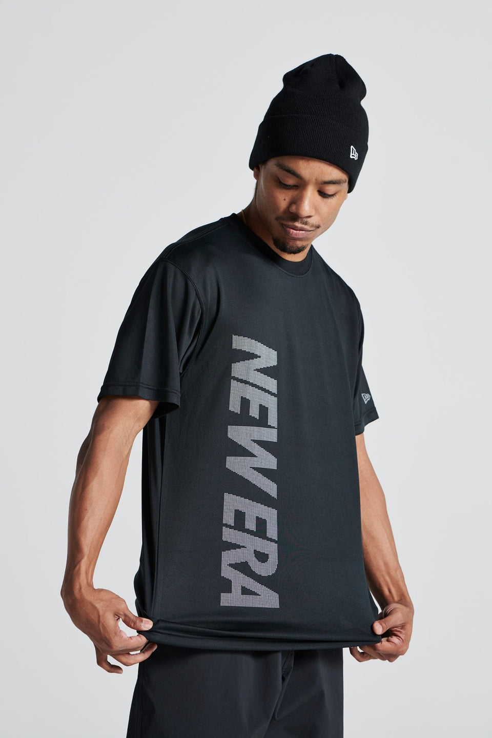 半袖 テック Tシャツ Vertical Dot Logo ブラック【Performance Apparel】 - 13516831-S | NEW ERA ニューエラ公式オンラインストア