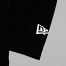 長袖 テック Tシャツ Vertical Dot Logo ブラック 【 Performance Apparel 】 - 14121994-S | NEW ERA ニューエラ公式オンラインストア