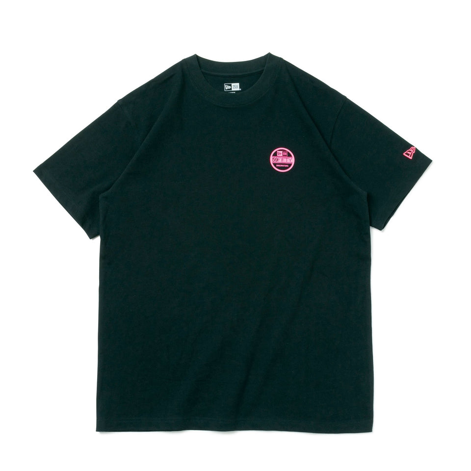 半袖 コットン Tシャツ Visor Sticker Mini バイザーステッカー ブラック/ピンク レギュラーフィット - 13516737-S | NEW ERA ニューエラ公式オンラインストア