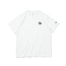 半袖 コットン Tシャツ Visor Sticker Mini バイザーステッカー ホワイト/ブラック レギュラーフィット - 13534568-S | NEW ERA ニューエラ公式オンラインストア