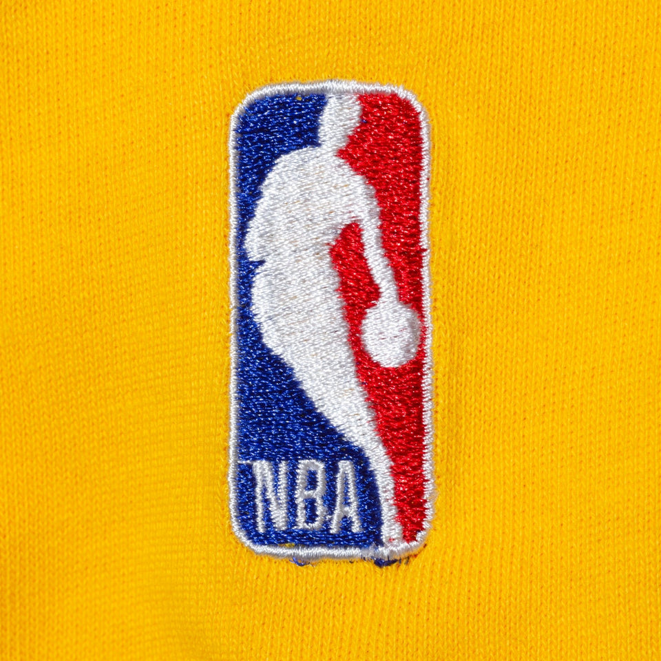 長袖 コットン Tシャツ XLARGE x NBA ロサンゼルス・レイカーズ イエロー レギュラーフィット - 13113527-S | NEW ERA ニューエラ公式オンラインストア