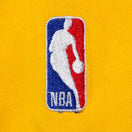 長袖 コットン Tシャツ XLARGE x NBA ロサンゼルス・レイカーズ イエロー レギュラーフィット - 13113527-S | NEW ERA ニューエラ公式オンラインストア