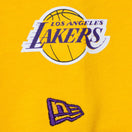 長袖 コットン Tシャツ XLARGE x NBA ロサンゼルス・レイカーズ イエロー レギュラーフィット - 13113527-S | NEW ERA ニューエラ公式オンラインストア