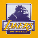 長袖 コットン Tシャツ XLARGE x NBA ロサンゼルス・レイカーズ イエロー レギュラーフィット - 13113527-S | NEW ERA ニューエラ公式オンラインストア