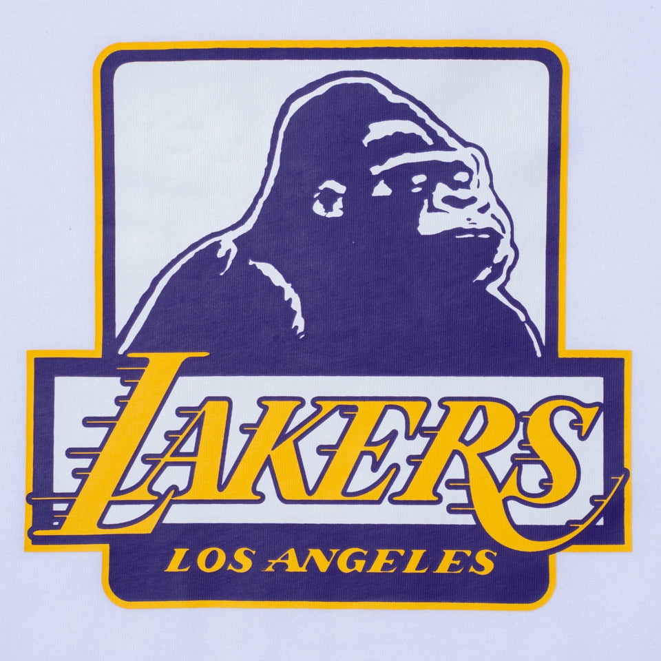 長袖 コットン Tシャツ XLARGE x NBA ロサンゼルス・レイカーズ ホワイト レギュラーフィット - 13113528-S | NEW ERA ニューエラ公式オンラインストア