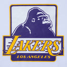 長袖 コットン Tシャツ XLARGE x NBA ロサンゼルス・レイカーズ ホワイト レギュラーフィット - 13113528-S | NEW ERA ニューエラ公式オンラインストア