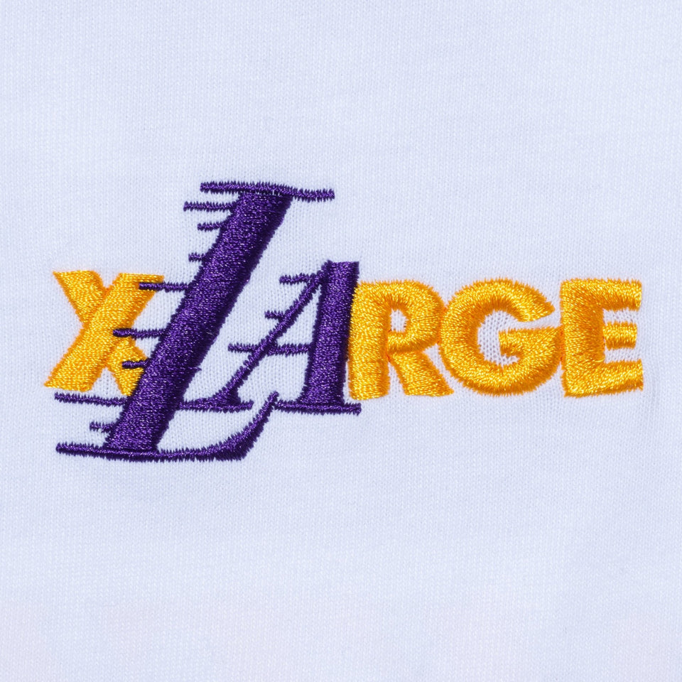 長袖 コットン Tシャツ XLARGE x NBA ロサンゼルス・レイカーズ ホワイト レギュラーフィット - 13113528-S | NEW ERA ニューエラ公式オンラインストア