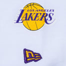 長袖 コットン Tシャツ XLARGE x NBA ロサンゼルス・レイカーズ ホワイト レギュラーフィット - 13113528-S | NEW ERA ニューエラ公式オンラインストア