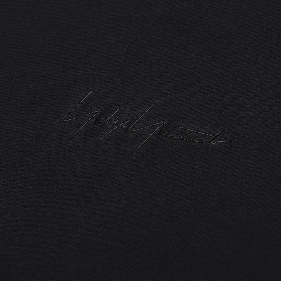 半袖 コットン Tシャツ Yohji Yamamoto FW22 シグネチャーロゴ 見返り美人 ブラック × ブラック - 13281116-S | NEW ERA ニューエラ公式オンラインストア