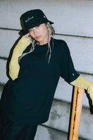 半袖 コットン Tシャツ Yohji Yamamoto FW22 シグネチャーロゴ 見返り美人 ブラック × ブラック - 13281116-S | NEW ERA ニューエラ公式オンラインストア