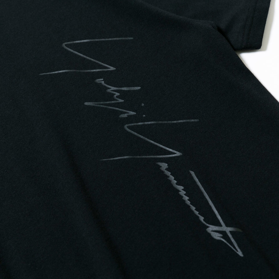半袖 コットン Tシャツ Yohji Yamamoto SS21 シグネチャーロゴ アートワーク ブラック レギュラーフィット - 12736988-S | NEW ERA ニューエラ公式オンラインストア