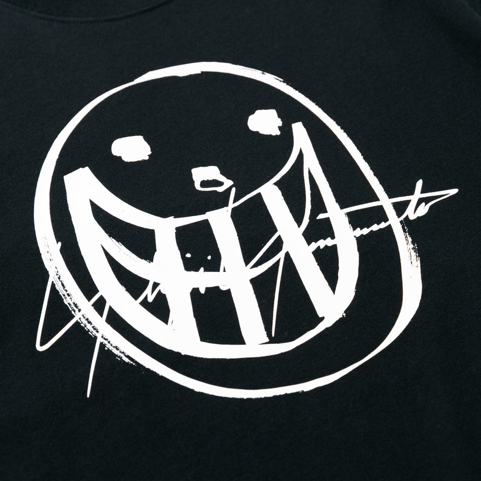 半袖 コットン Tシャツ Yohji Yamamoto SS21 スマイル シグネチャーロゴ ブラック レギュラーフィット - 12736989-S | NEW ERA ニューエラ公式オンラインストア