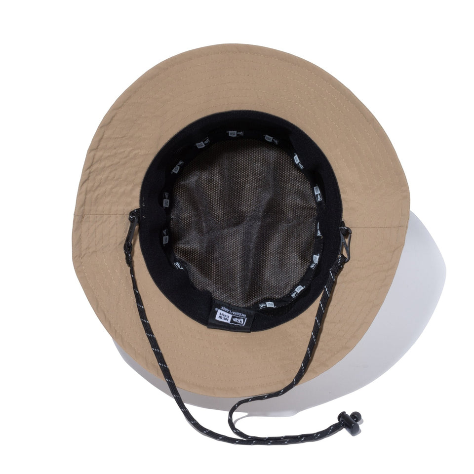 アドベンチャーライト Tech Stretch NEW ERA ロゴ カーキ【ニューエラアウトドア】 - 13516216-SM | NEW ERA ニューエラ公式オンラインストア