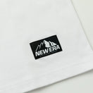 半袖 US コットンTシャツ アングラーズクラブ 毛針 ホワイト レギュラーフィット 【ニューエラ アウトドア】 - 13061523-S | NEW ERA ニューエラ公式オンラインストア