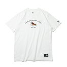 半袖 US コットンTシャツ アングラーズクラブ 毛針 ホワイト レギュラーフィット 【ニューエラ アウトドア】 - 13061523-S | NEW ERA ニューエラ公式オンラインストア