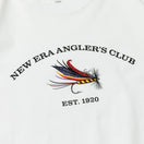 半袖 US コットンTシャツ アングラーズクラブ 毛針 ホワイト レギュラーフィット 【ニューエラ アウトドア】 - 13061523-S | NEW ERA ニューエラ公式オンラインストア