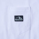 半袖 USコットン ポケット Tシャツ NEW ERA Outdoor Gear Label ホワイト レギュラーフィット 【ニューエラアウトドア】 - 13516318-S | NEW ERA ニューエラ公式オンラインストア
