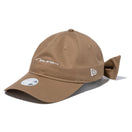 【ゴルフ】WOMEN'S 9TWENTY ロングバイザー Ribbon リボン スクリプトロゴ カーキ - 13517819-OSFM | NEW ERA ニューエラ公式オンラインストア