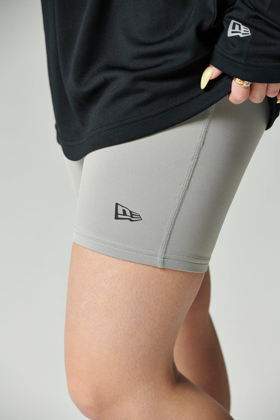 WOMEN'S ショートレギンス グレー【 Performance Apparel 】 - 13755325-OSFM | NEW ERA ニューエラ公式オンラインストア