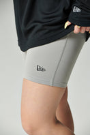WOMEN'S ショートレギンス グレー【 Performance Apparel 】 - 13755325-OSFM | NEW ERA ニューエラ公式オンラインストア