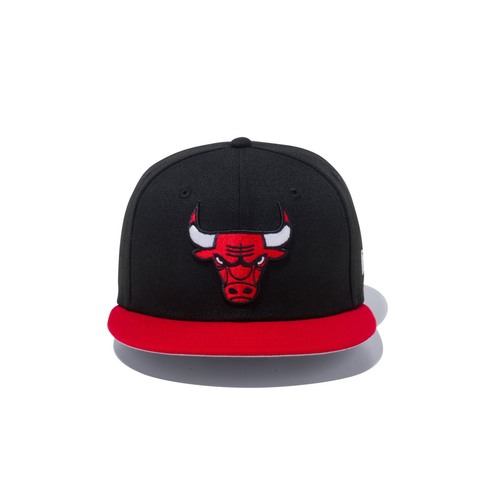 Youth 9FIFTY シカゴ・ブルズ ブラック × オフィシャルカラー スカーレットバイザー - 12492781-OSFA | NEW ERA ニューエラ公式オンラインストア