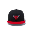 Youth 9FIFTY シカゴ・ブルズ ブラック × オフィシャルカラー スカーレットバイザー - 12492781-OSFA | NEW ERA ニューエラ公式オンラインストア
