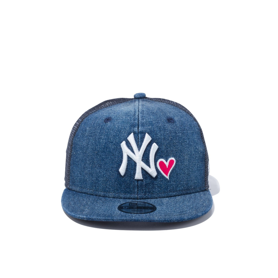 Youth 9FIFTY トラッカー With Heart ニューヨーク・ヤンキース ウォッシュドデニム × スノーホワイト / ストロベリー - 12325516-OSFA | NEW ERA ニューエラ公式オンラインストア