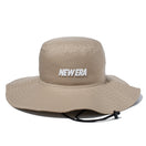 【ゴルフ】アドベンチャー ワイドブリム ZAMZA ウォータープルーフ NEW ERA ロゴ ベージュ - 13327865-SM | NEW ERA ニューエラ公式オンラインストア